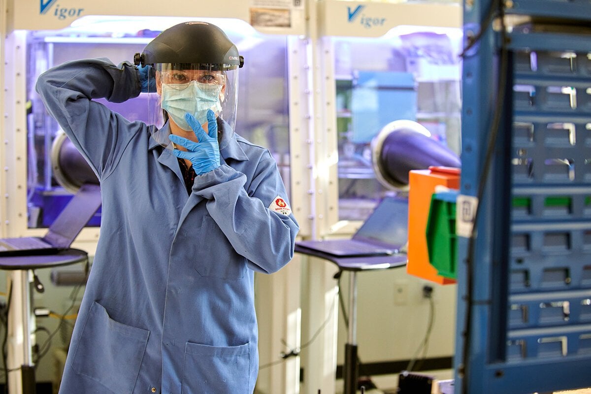 Olivia Risset in the Cuberg lab.
